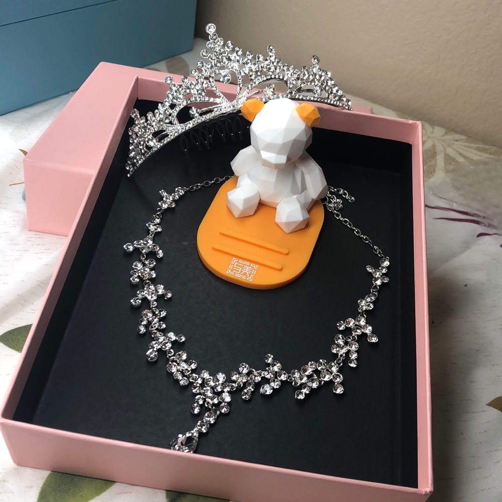 Brand new wedding crown & necklace accessories set